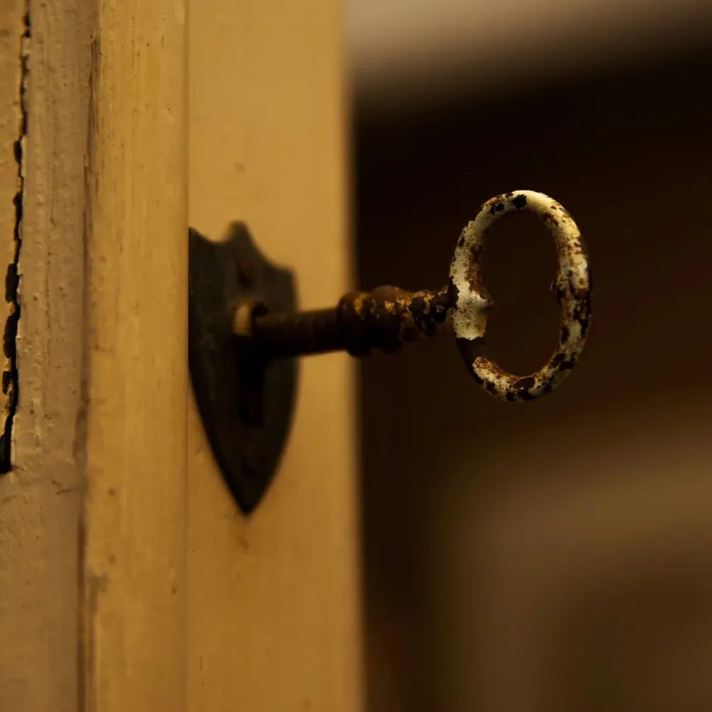 Team in gesprek over samenwerking en verandering binnen een organisatie, met aandacht voor verschillende perspectieven en leiderschap