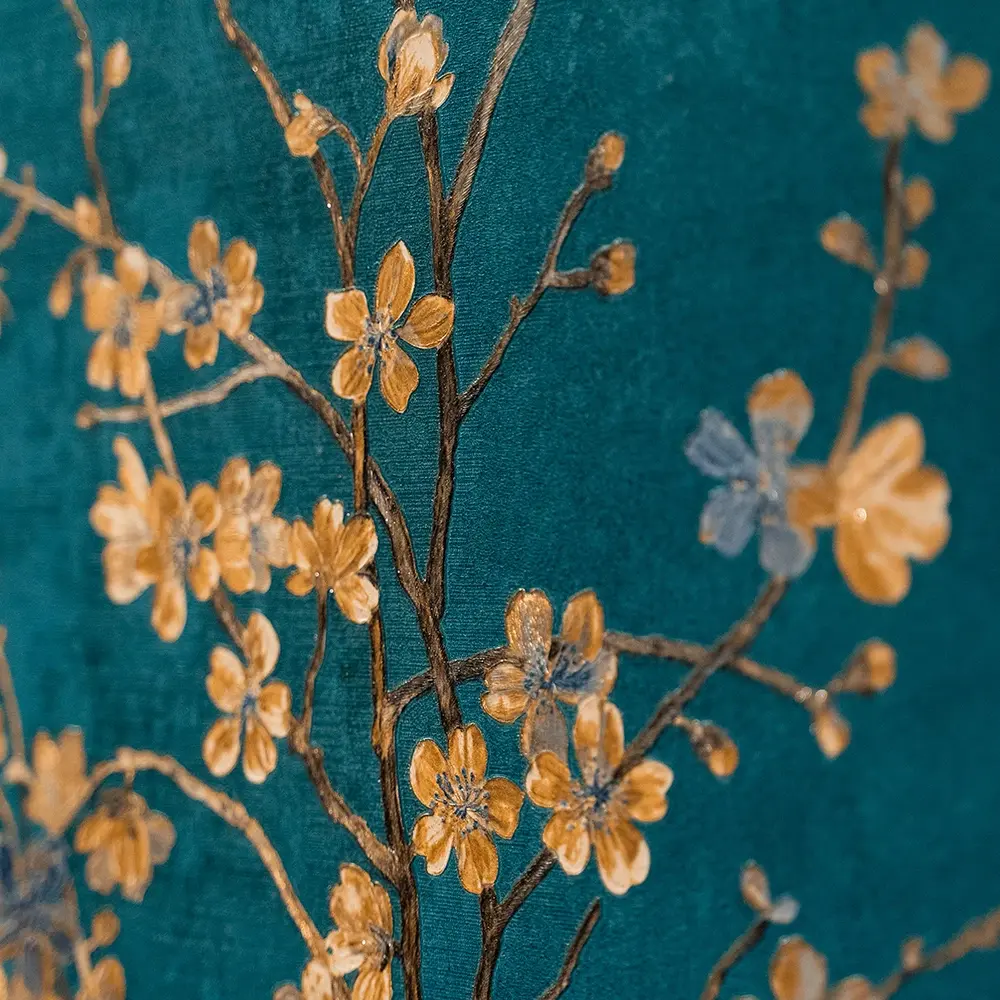 Professionals in overleg die verschillende perspectieven verbinden tijdens organisatieverandering en leiderschapsontwikkeling